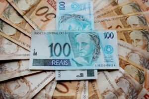Riscos e oportunidades em empréstimos pessoais sem garantia após a alta da Selic