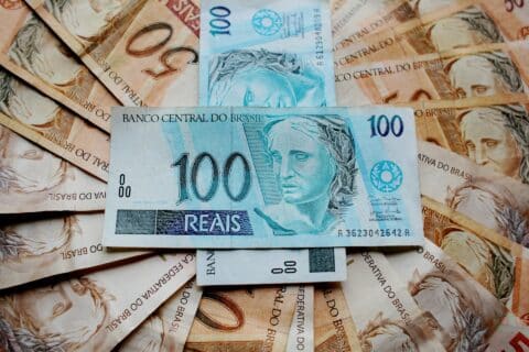 Riscos e oportunidades em empréstimos pessoais sem garantia após a alta da Selic