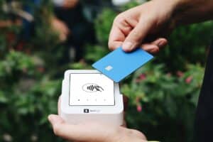 Cartões para famílias: contas adicionais com controle parental